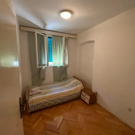 Izdavanje Sobe/stana Pofalici