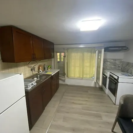 Izdavanje Sobe/stana Pofalici 아파트